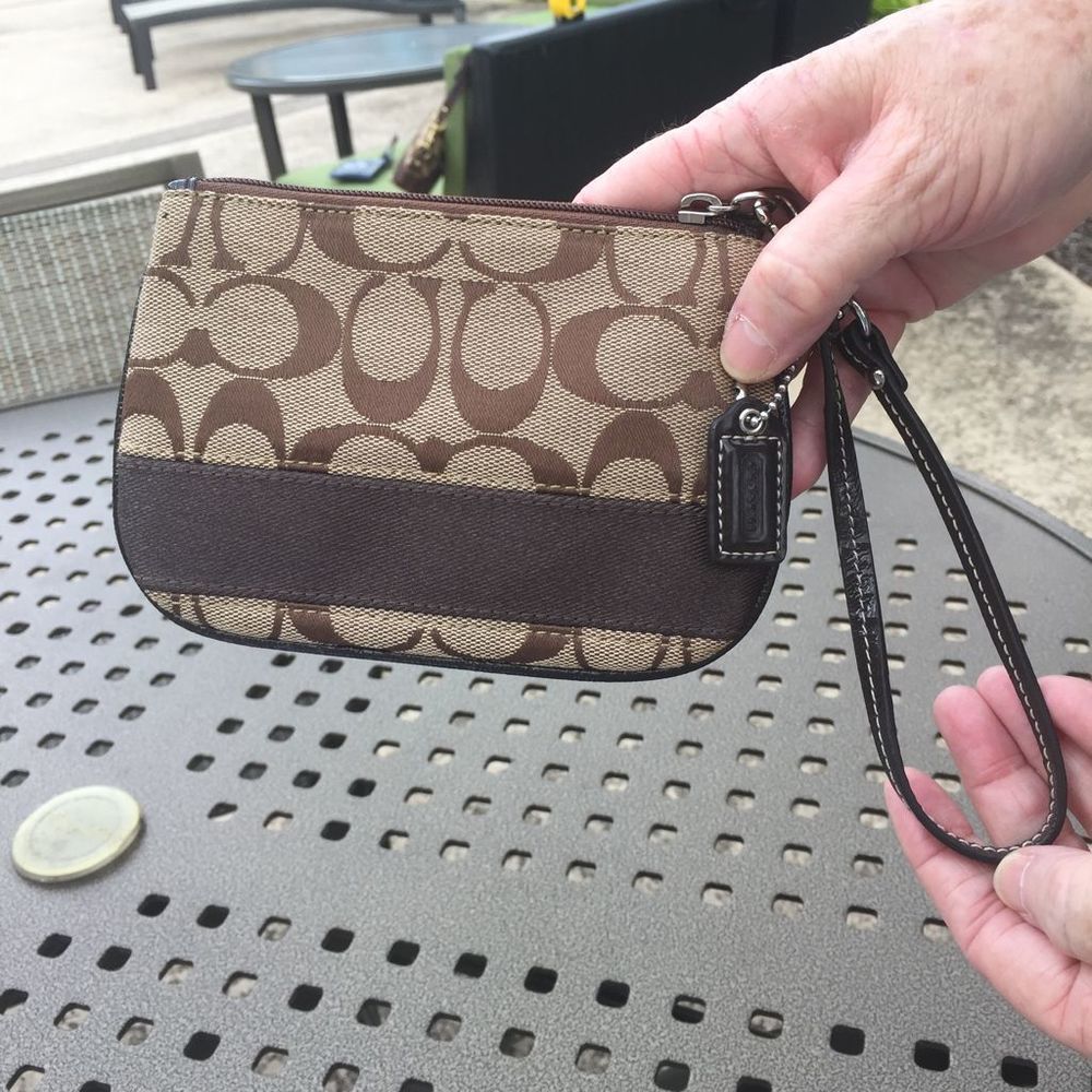 Adorable Coach Sig C Canvas Wristlet